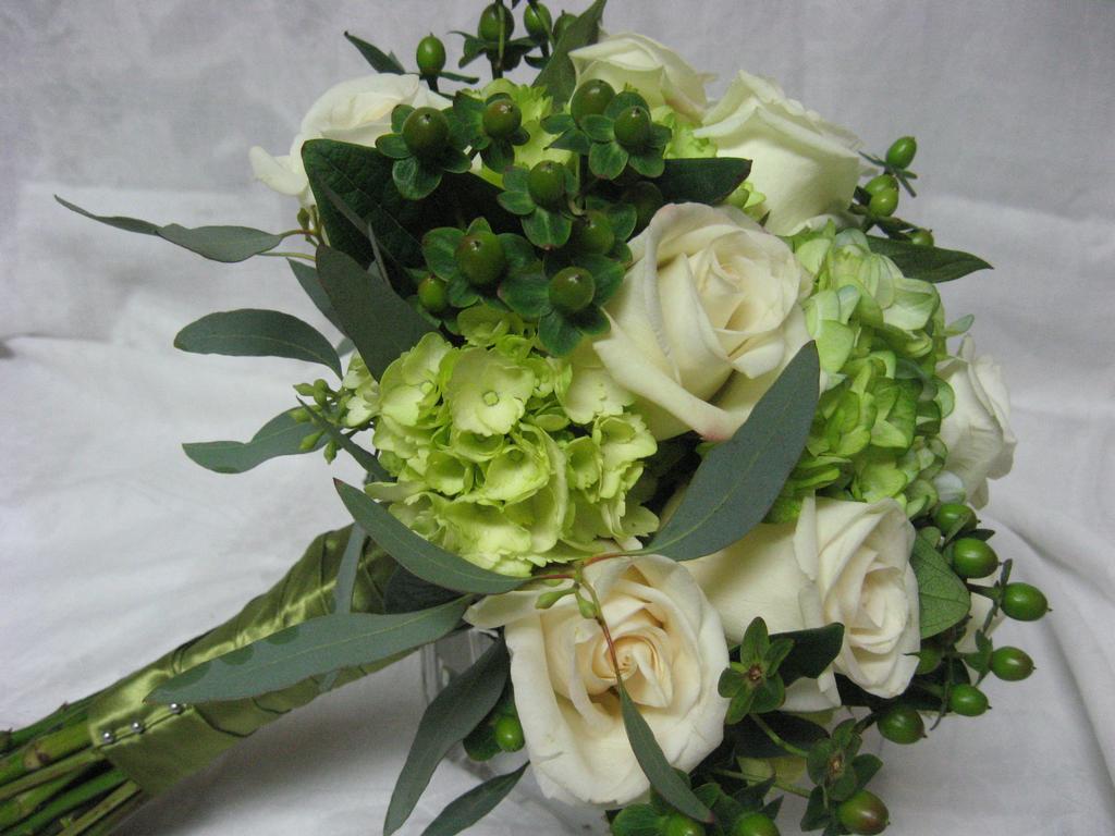 green-wedding-bouquet_full